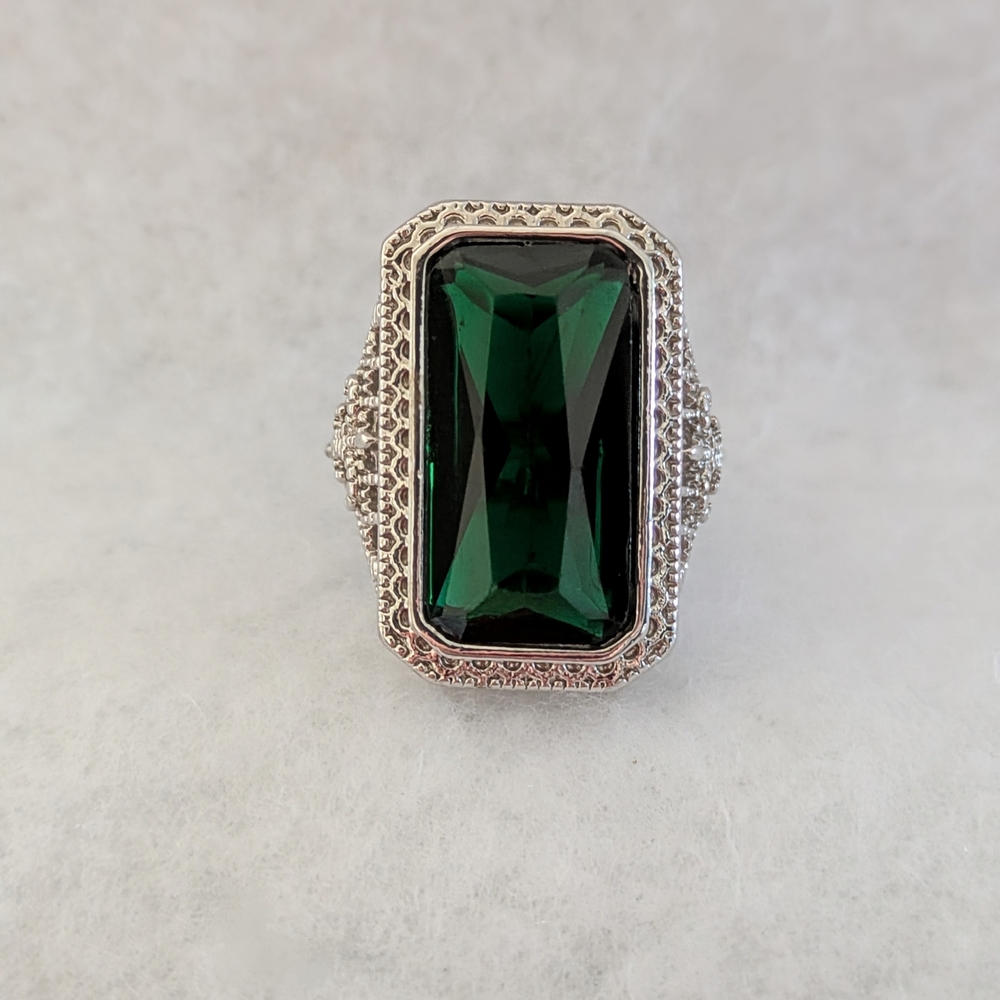 STATEMENT RING. DEEP GREEN CRYSTAL. STERLING SILVER PLATED.